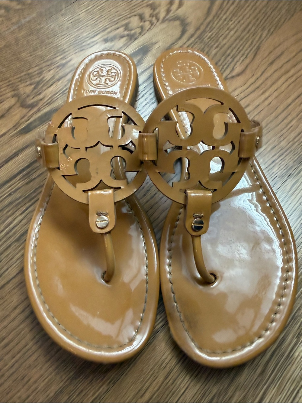 Tory Burch Patent Leather Logo Thong Sandals in Tan